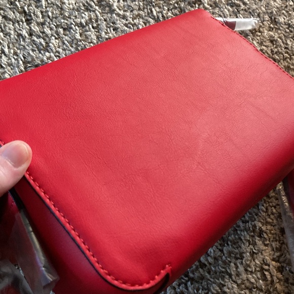 Simply Vera Wang Beautiful Red crossbody and matching wallet NWT - Picture 15 of 16